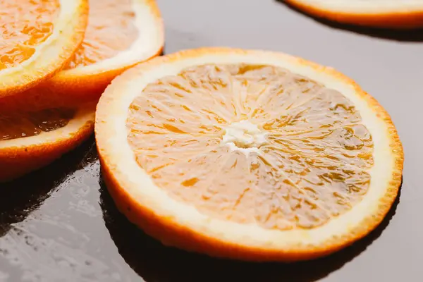 turuncu daire ıslak karanlık bir arka plan üzerine dilimlenmiş