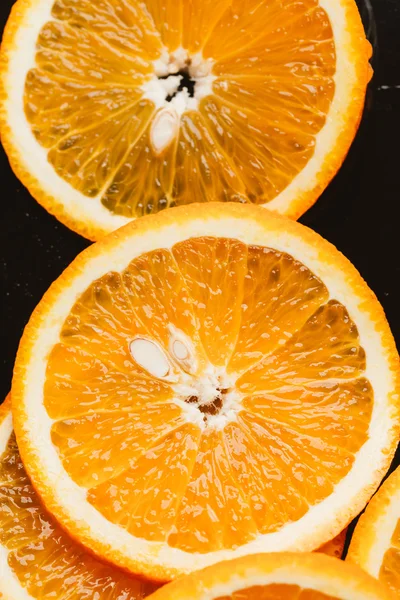 koyu arka plan portre üzerinde turuncu daire dilimlenmiş