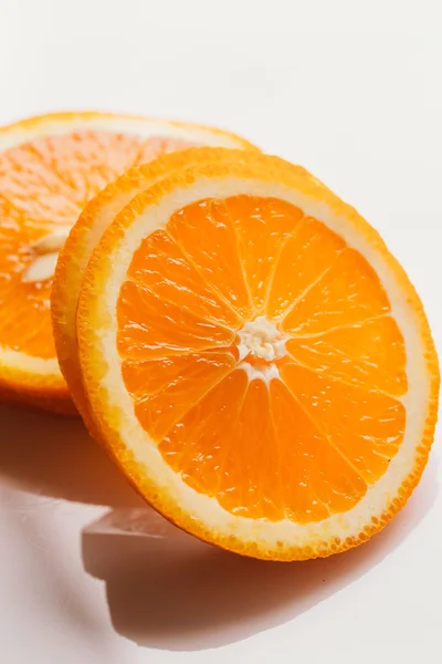 açık beyaz renkli portre üzerinde turuncu daire dilimlenmiş