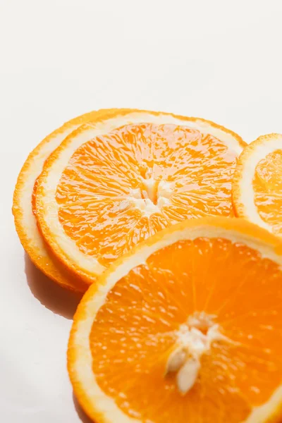 açık beyaz renkli portre üzerinde turuncu daire dilimlenmiş