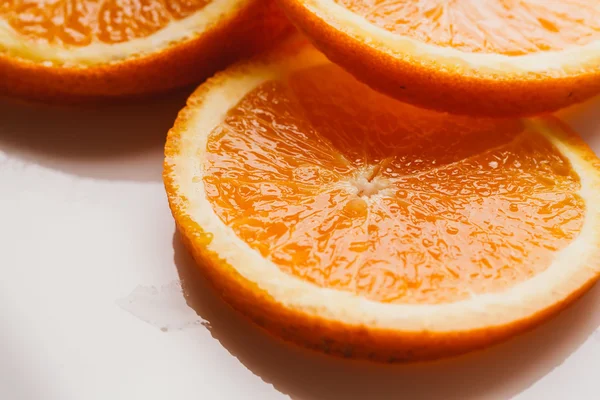 açık beyaz renkli portre üzerinde turuncu daire dilimlenmiş