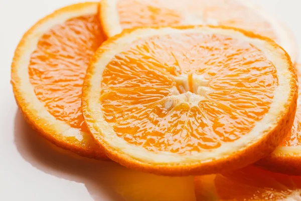 açık beyaz renkli portre üzerinde turuncu daire dilimlenmiş