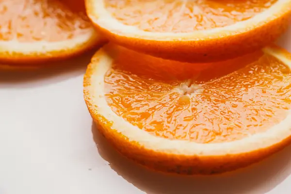 açık beyaz renkli portre üzerinde turuncu daire dilimlenmiş