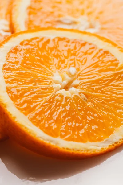 açık beyaz renkli portre üzerinde turuncu daire dilimlenmiş