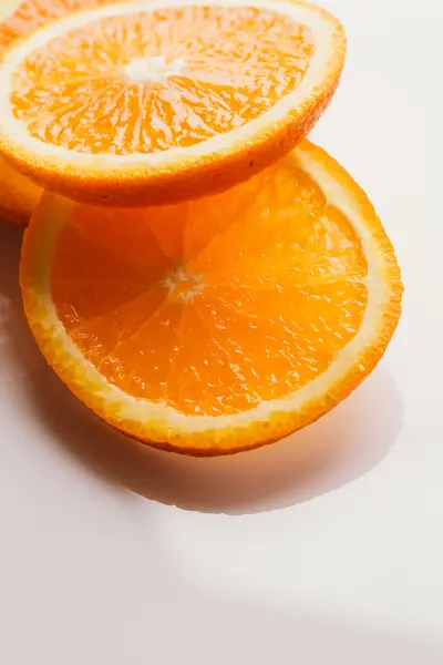 açık beyaz renkli portre üzerinde turuncu daire dilimlenmiş