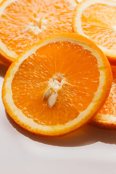 açık beyaz renkli portre üzerinde turuncu daire dilimlenmiş