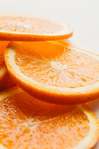 açık beyaz renkli portre üzerinde turuncu daire dilimlenmiş