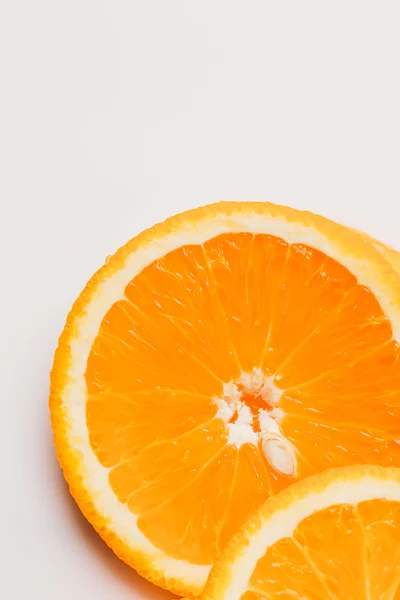 açık beyaz renkli portre üzerinde turuncu daire dilimlenmiş