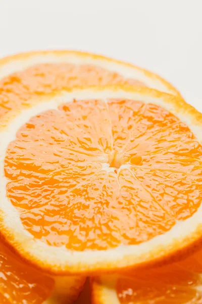 açık beyaz renkli portre üzerinde turuncu daire dilimlenmiş