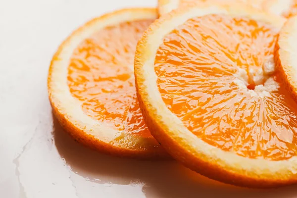 açık beyaz renkli portre üzerinde turuncu daire dilimlenmiş