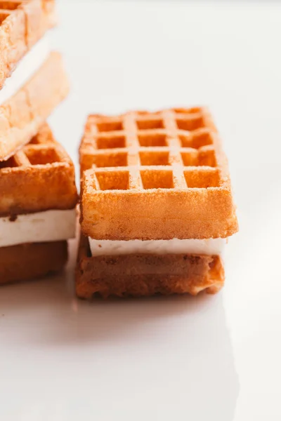 Frische Wiener Waffeln auf hellem Hintergrund in Nahaufnahme — Stockfoto