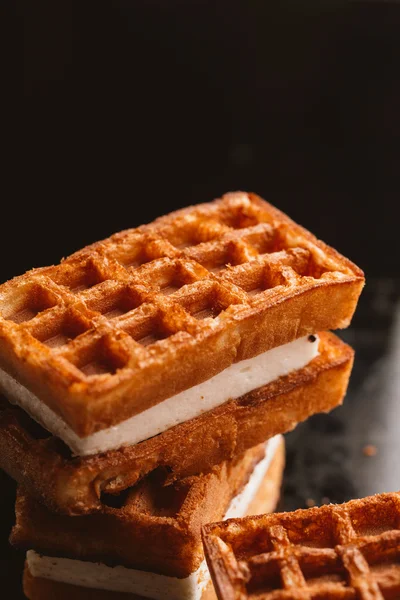 karanlık bir arka plan üzerinde taze gözleme Viyana