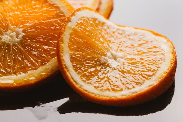 koyu arka plan portre üzerinde turuncu yarım dilimlenmiş