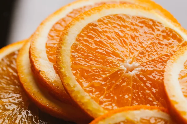 koyu arka plan portre üzerinde turuncu yarım dilimlenmiş