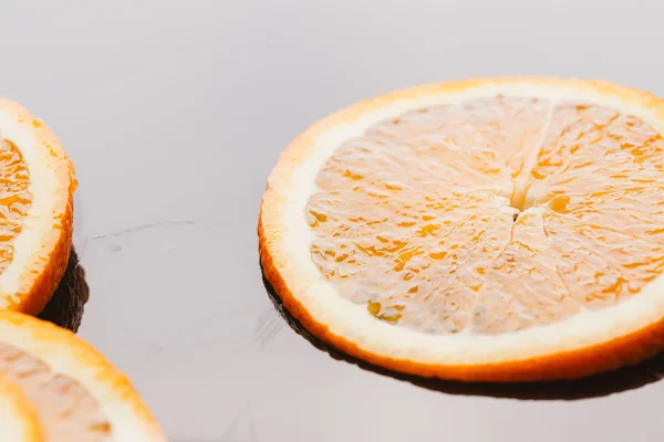 koyu arka plan portre üzerinde turuncu yarım dilimlenmiş