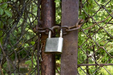 Paslı bir çitin üzerine kilitle