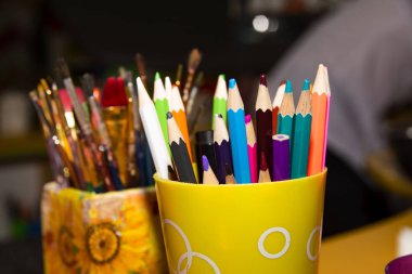 Fırçalar ve yakın çizmek için kalem