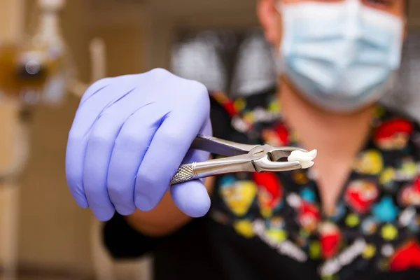 Diş metalik forseps çekti