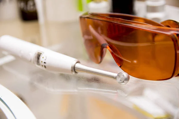 Diş araçları: ultraviyole lamba ve turuncu makara