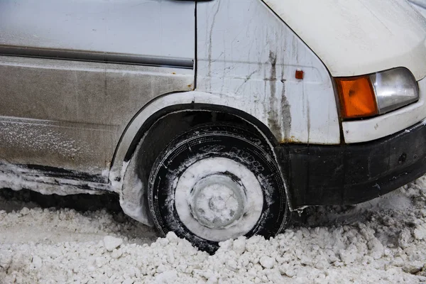 Minibus Wbija Się Śniegu Jeździ Biały Minivan Głębokie Błoto Śnieg — Zdjęcie stockowe