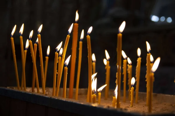 Płonące świece w kościele — Zdjęcie stockowe