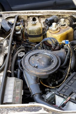 Eski bir Sovyet arabasının motor bölmesi Lada (Zhiguli).