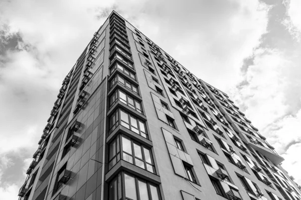 Yeni, modern bir gökdelenin siyah beyaz fotoğrafı.