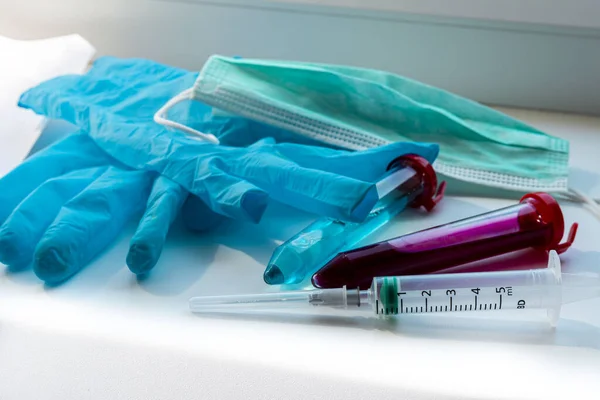 Laç Aşıya Benzeyen Mavi Kırmızı Maddeli Santrifüj Tüpleri Tıbbi Eldiven — Stok fotoğraf