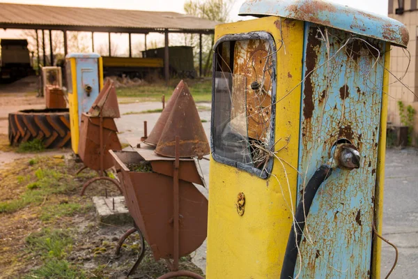 Una Vecchia Stazione Servizio Vintage Quadrante Arrugginito Con Vetro Rotto — Foto Stock