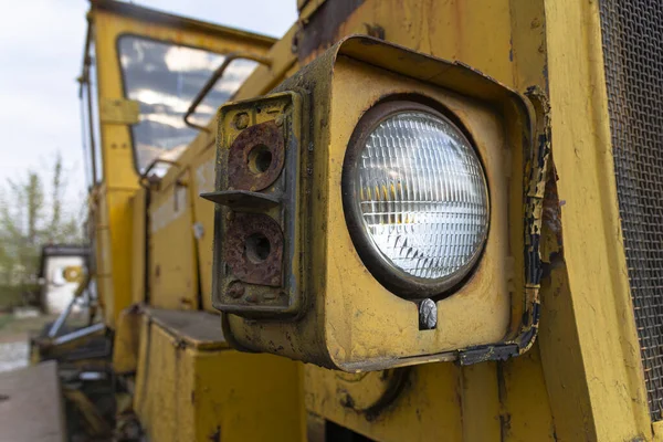 Scheinwerfer Einer Verlassenen Kaputten Straßenbaumaschine Grader Rostiges Metall Glasscherben Und — Stockfoto