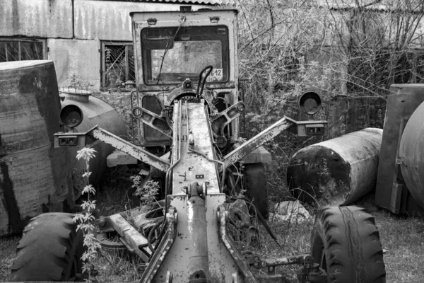 Vieux Abandonnés Machines Construction Routes Cassées Métal Rouillé Verre Cassé — Photo