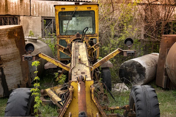 Vieja Máquina Construcción Carreteras Rotas Abandonadas Niveladora Motor Amarillo Metal — Foto de Stock