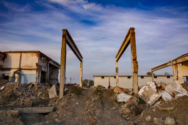 Уничтожены Заброшенные Промышленные Здания Бывшего Завода Остатки Бетонных Конструкций Разрушенные — стоковое фото