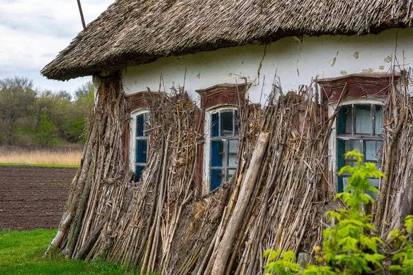 Vecchia Casa Rurale Epoca Stile Ucraino Casa Con Tetto Bestiame — Foto Stock