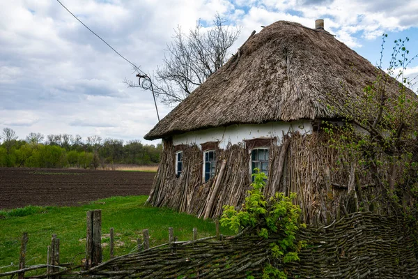 Vecchia Casa Rurale Epoca Stile Ucraino Casa Con Tetto Bestiame — Foto Stock