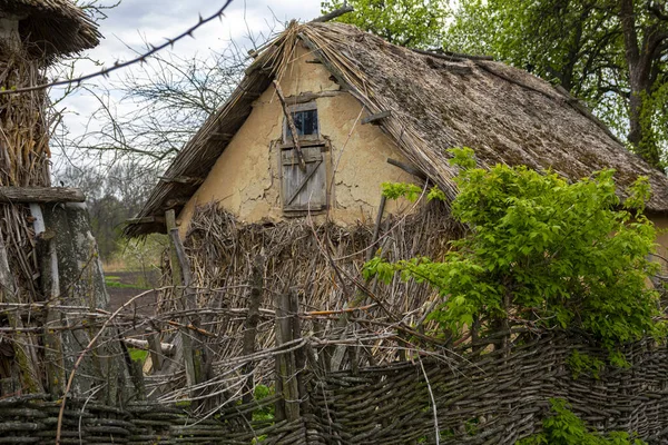 Vecchia Casa Rurale Epoca Stile Ucraino Casa Con Tetto Bestiame — Foto Stock