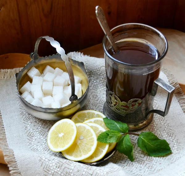 Φλιτζάνι ζάχαρη μαύρο τσάι, λεμόνι μεντών. παραδοσιακό ποτό — Φωτογραφία Αρχείου