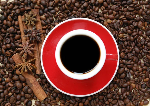 Tasse Kaffee, Zimtstangen und Sterne, Kaffeebohnen. — Stockfoto