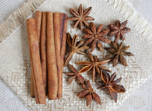 Kaneel, spice aromatische sticks en sterretjes — Stockfoto