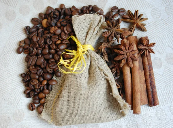 Granos de café y palitos de canela y asteriscos especias, aroma Fotos De Stock