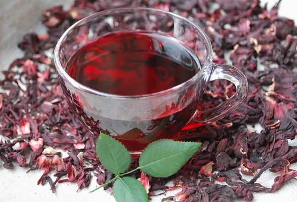 Une tasse de thé rouge sur fond d'Hibiscus . — Photo