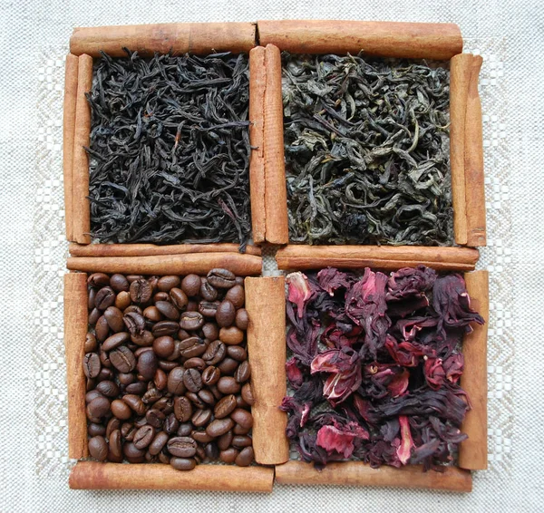 Té negro, té verde, té de hibisco, café, palitos de canela — Foto de Stock