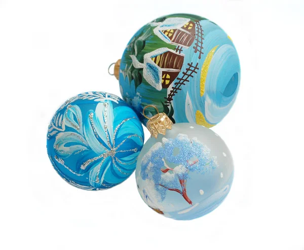 Tres bolas azules de Navidad. sobre un fondo blanco — Foto de Stock