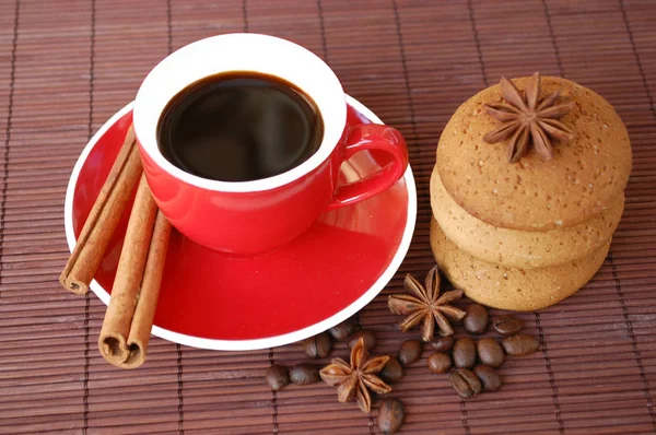 Rote Tasse schwarzen Kaffee. Zimt und Anis Lebkuchen. — Stockfoto