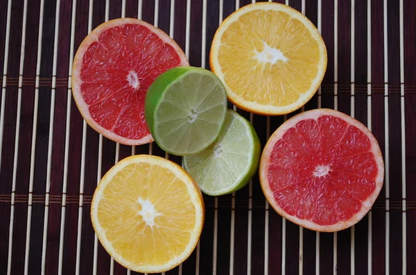 Fruta, cítricos. naranja, pomelo, lima. rebanadas . Fotos De Stock Sin Royalties Gratis