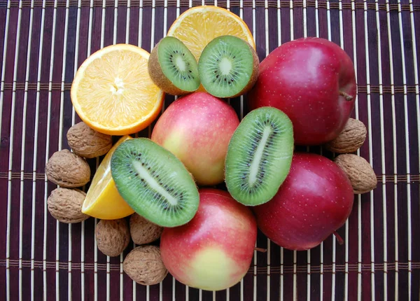 Gyümölcsök, alma, kivi, narancs, citrom és dió. — Stock Fotó