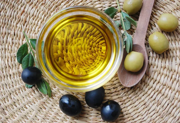 Tazón con aceite de oliva. aceitunas negras y verdes . Imágenes De Stock Sin Royalties Gratis