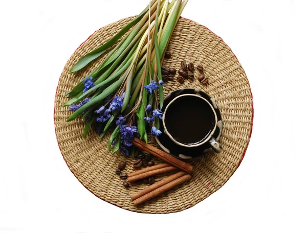 Koffie en het voorjaar bloemen — Stockfoto