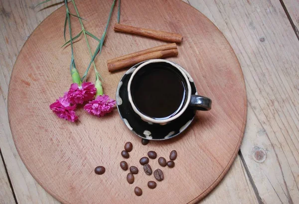 Eine Tasse Kaffee und Blumen — Stockfoto