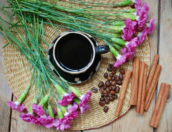 Eine Tasse Kaffee und ein Strauß Blumen — Stockfoto